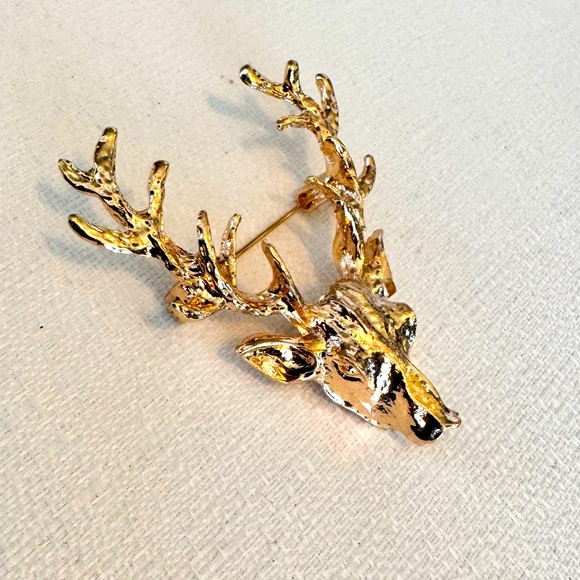 ๐ต 3/ $15 - Reindeer Golden Holiday Pin - Picture 1 of 8